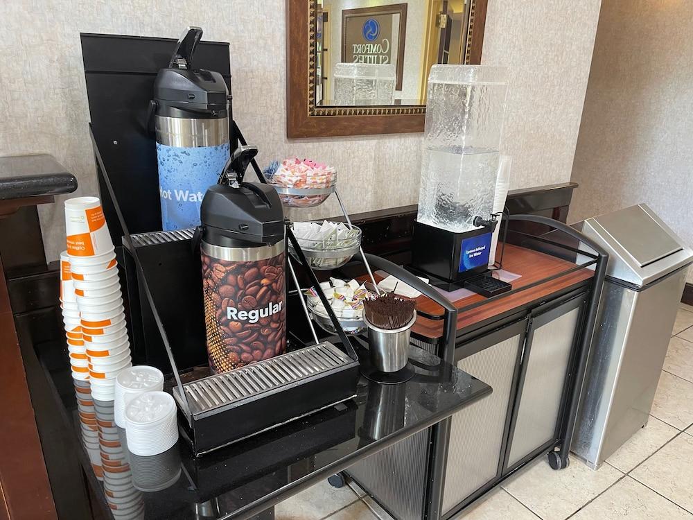 Comfort Suites East Brunswick - South River Экстерьер фото