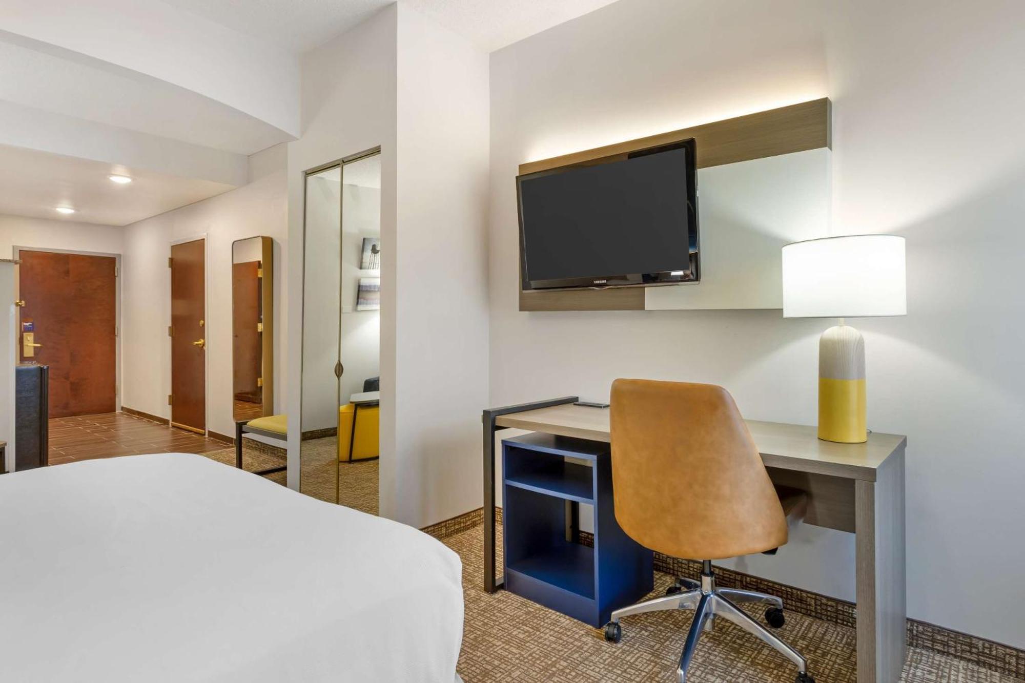 Comfort Suites East Brunswick - South River Экстерьер фото