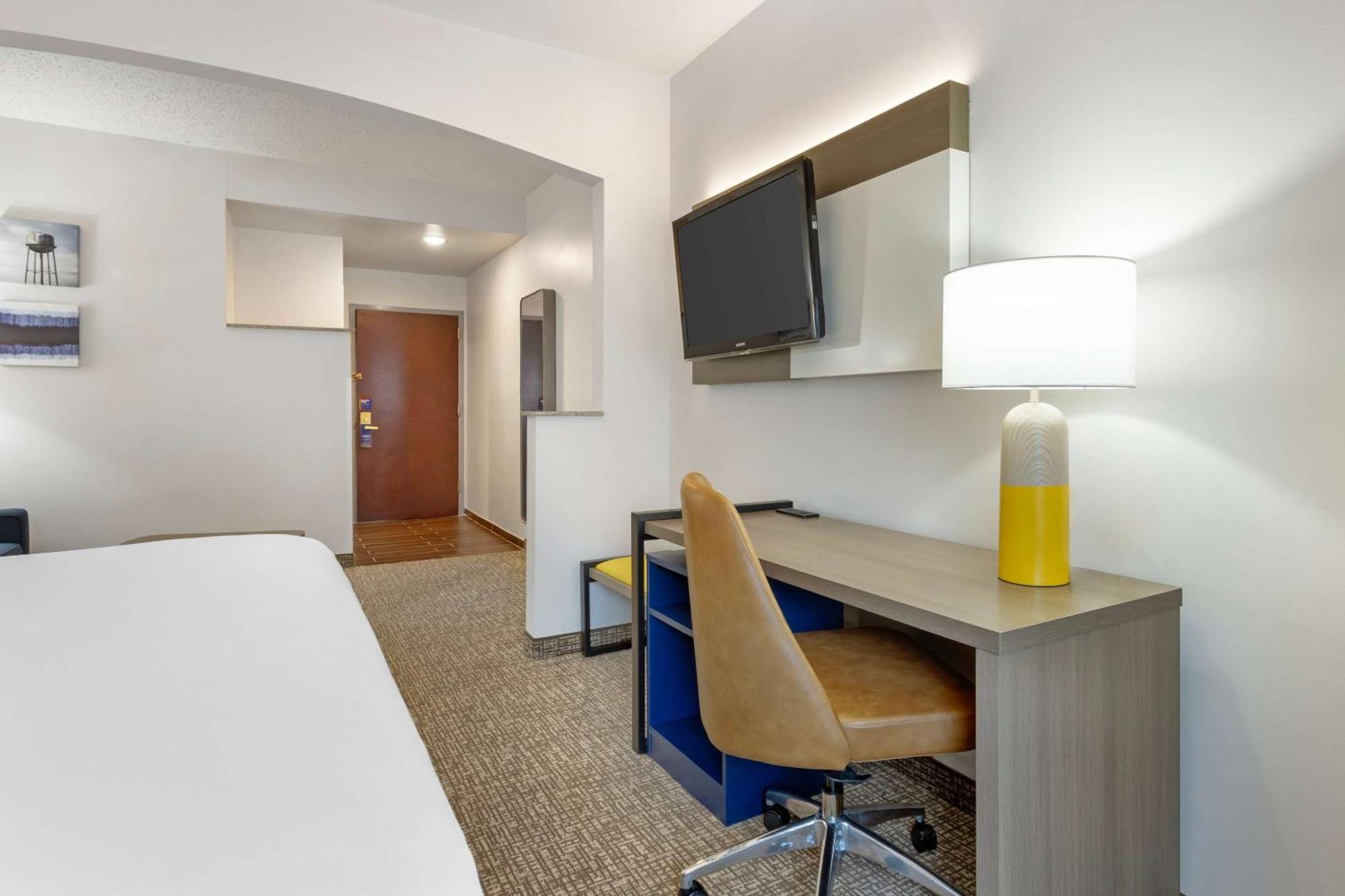 Comfort Suites East Brunswick - South River Экстерьер фото