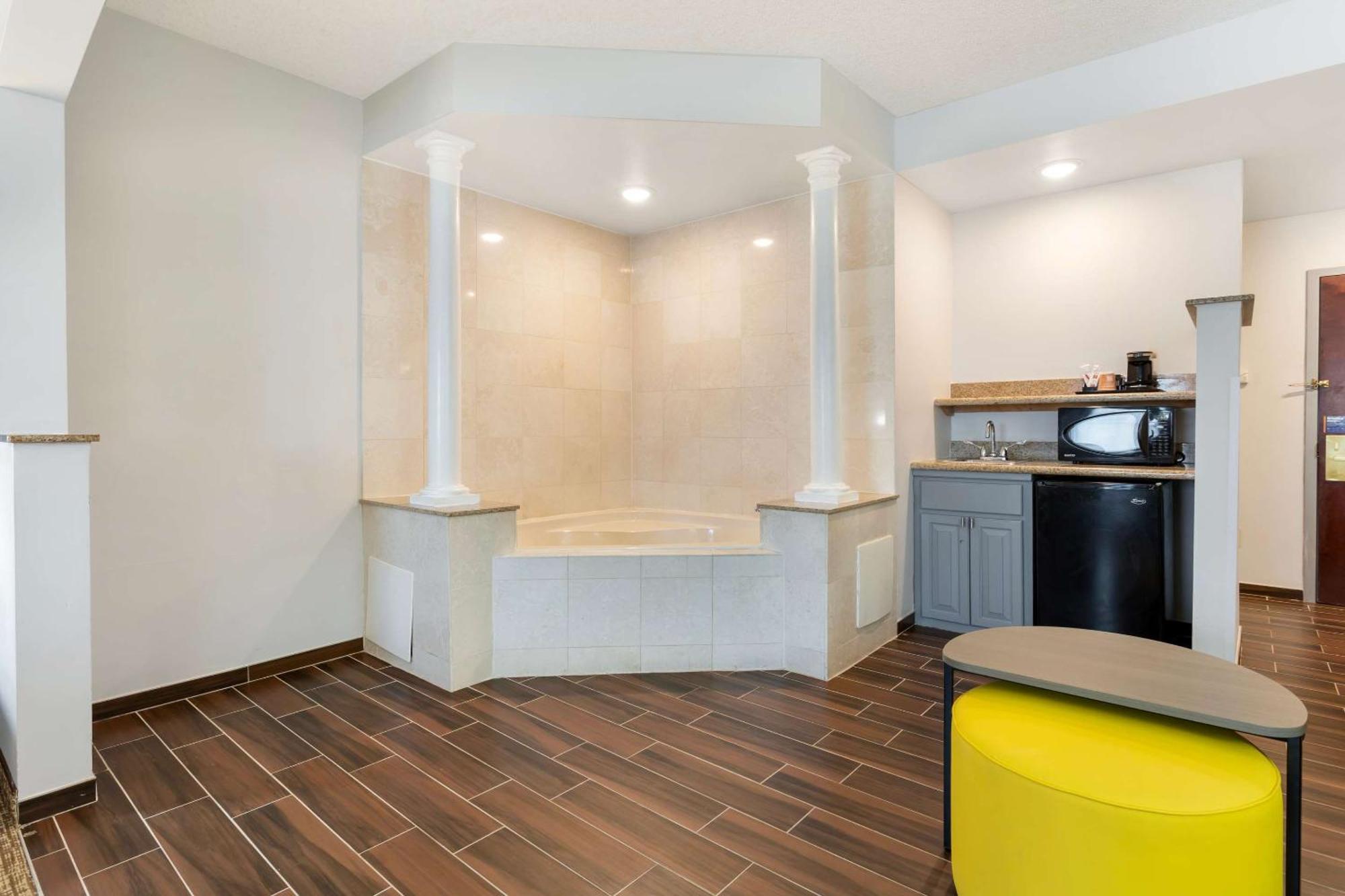 Comfort Suites East Brunswick - South River Экстерьер фото